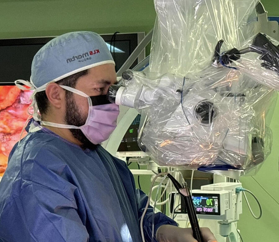alt="Dr. Jipson Jesús Rodríguez Noguera, neurocirujano en Alicante"